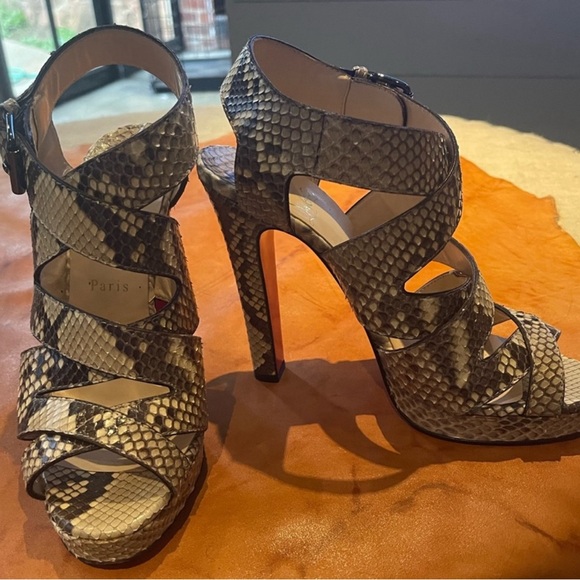 Beautiful authentic shoes Excellent condition. Cream and grey very comfortable - Picture 1 of 7